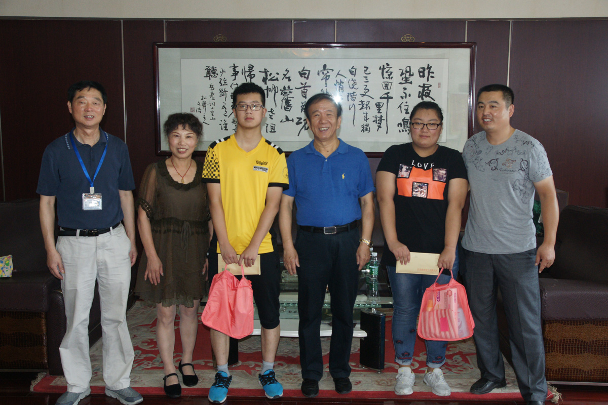 2016年董事長(zhǎng)（左四）資助兩位高中生學(xué)習(xí)